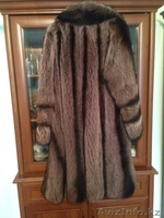 Продам енотовую шубу.Р-р 46-48, средней длины.Состояние отличное.Уступлю хорошо. - Изображение #2, Объявление #1504172