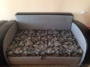 Диван серебристого цвета