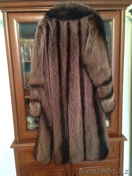 Продам енотовую шубу.Р-р 46-48, средней длины.Состояние отличное.Уступлю хорошо. - Изображение #2, Объявление #1504172